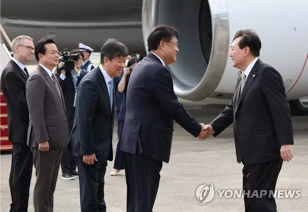 尹대통령 부부 순방길에 정진석 비대위원장 환송 | 연합뉴스