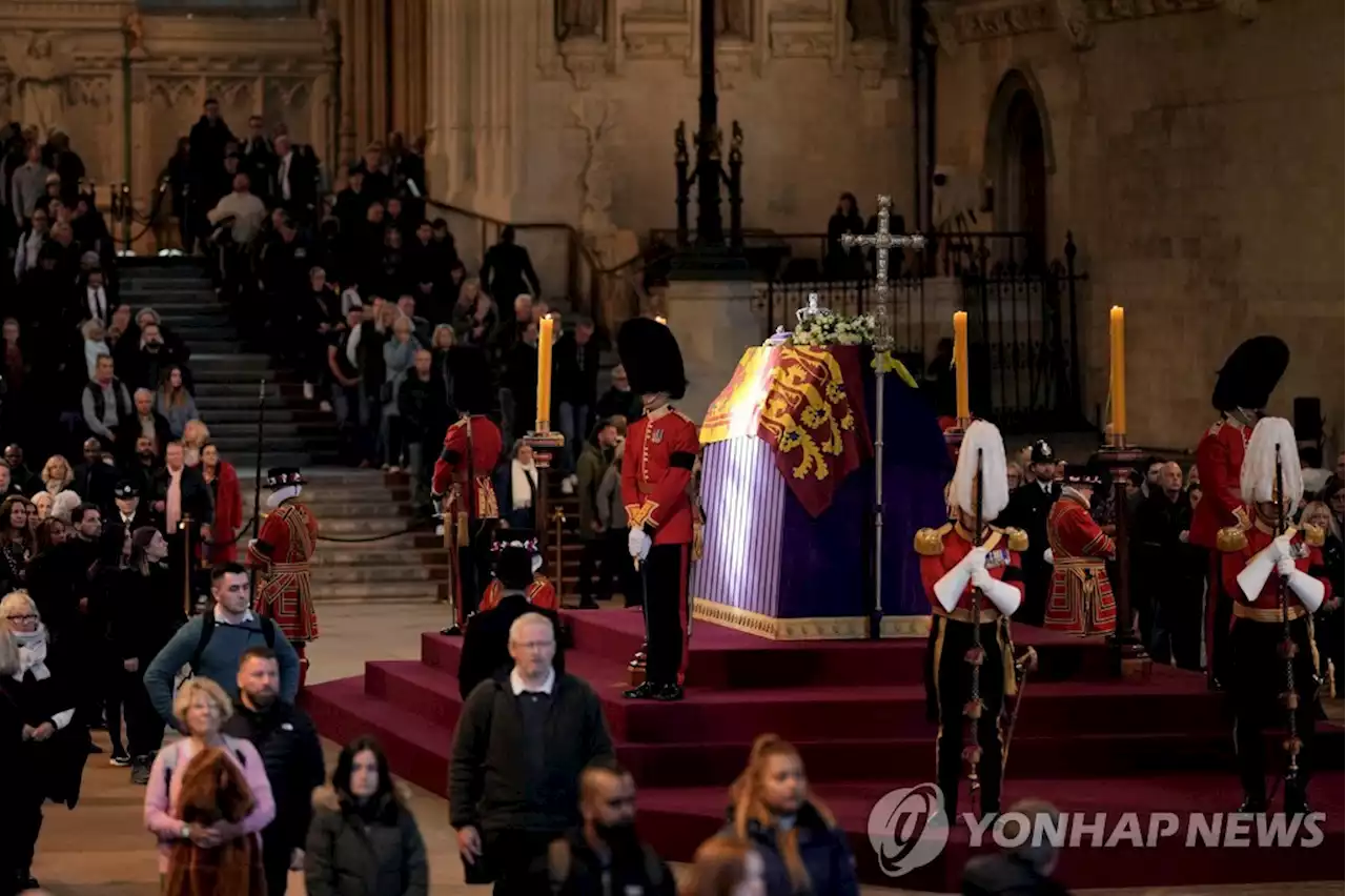 가을추위속 여왕 참배 마지막날…바이든, 여왕 관 찾아 조의(종합) | 연합뉴스