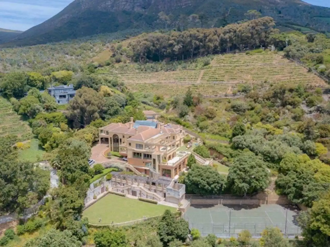 10 000m² Constantia Property On The Market For R98m [Video]