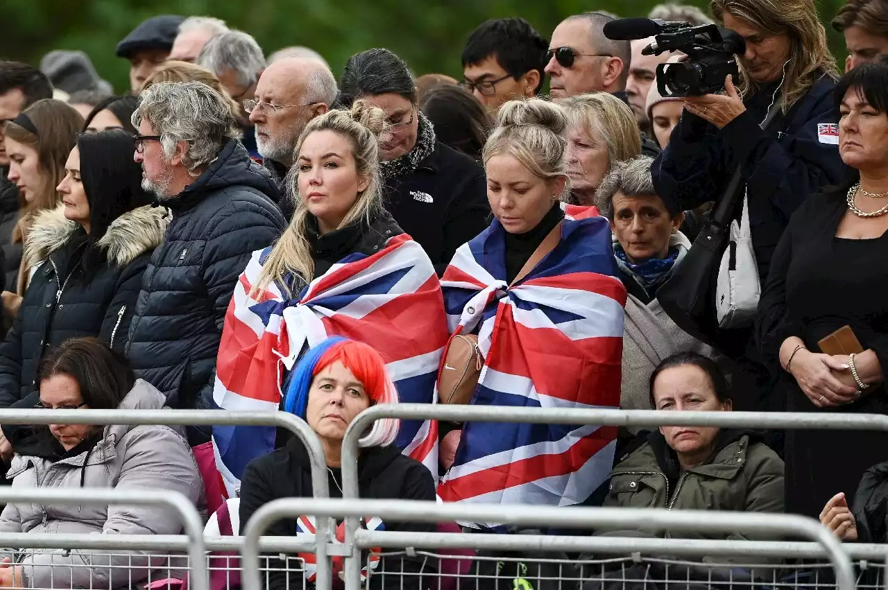 Mort d'Elizabeth II : des milliers de Britanniques rendent un dernier hommage à la reine