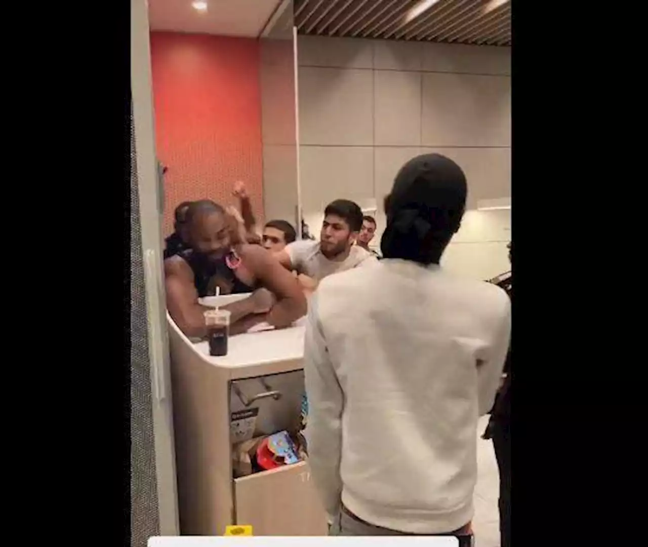 فيديو | معركة بالأيدي و«بلطة» في فرع لمطعم ماكدونالدز بنيويورك | صحيفة الخليج