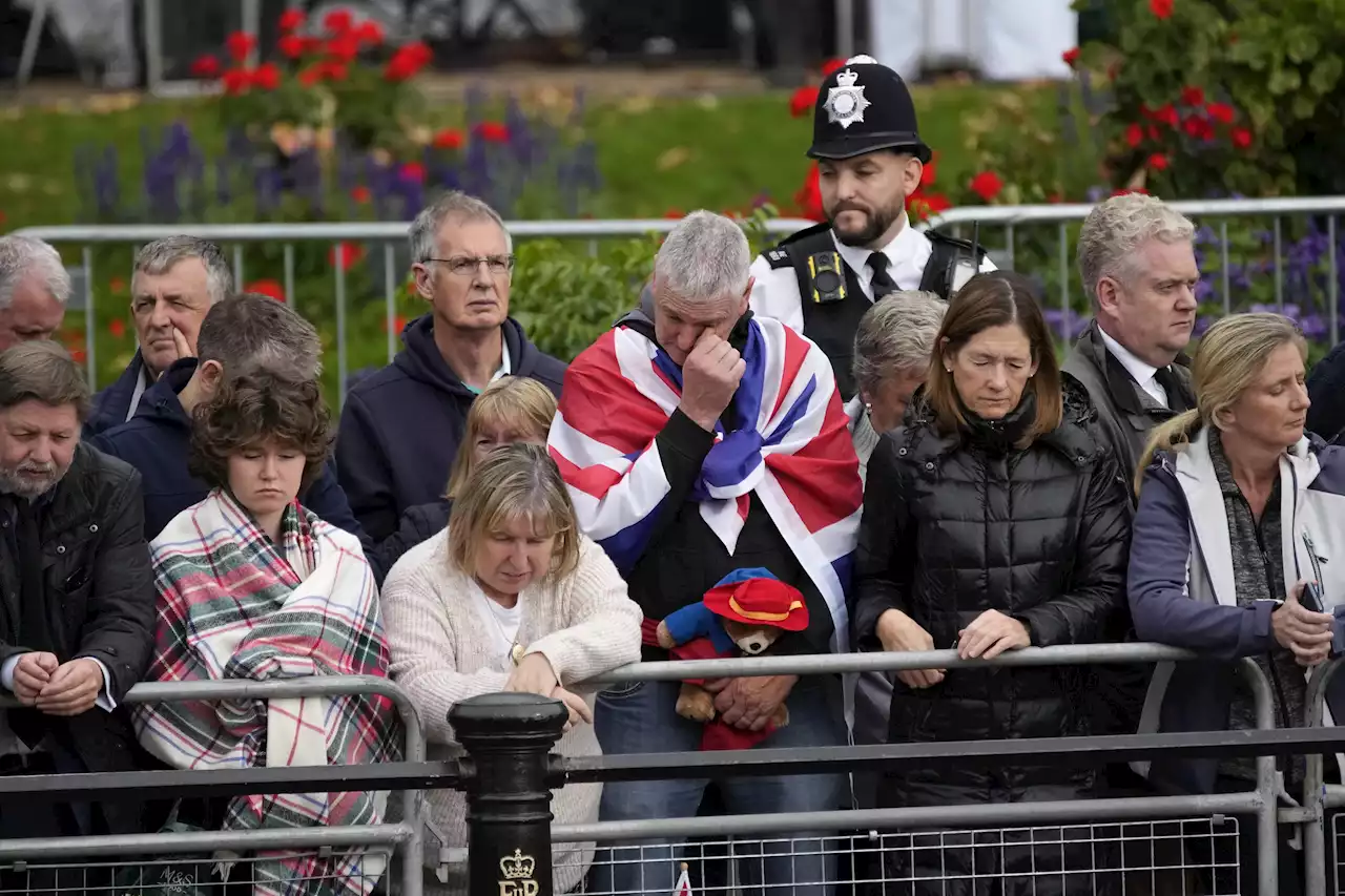 AP PHOTOS: Tearful crowds mourn Queen Elizabeth II