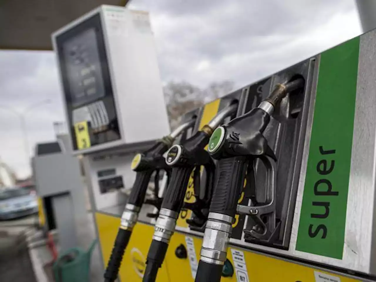 Benzina, prezzi ai minimi da un anno: perché il gasolio costa di più della verde?