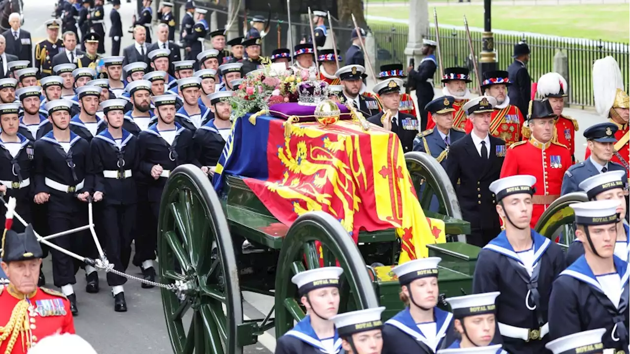 Why a gun carriage is used to carry the Queen