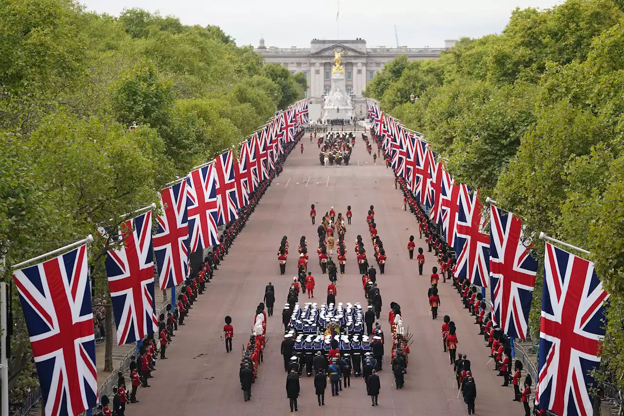 Staatsbegräbnis - Sarg der Queen auf dem Weg nach Windsor