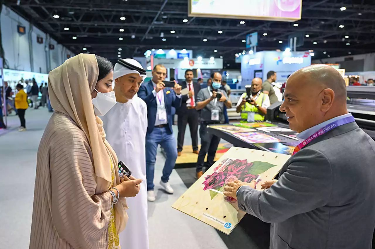 منى المرّي تفتتح معرض الشرق الأوسط للوحات والتصميمات الإعلانية 2022