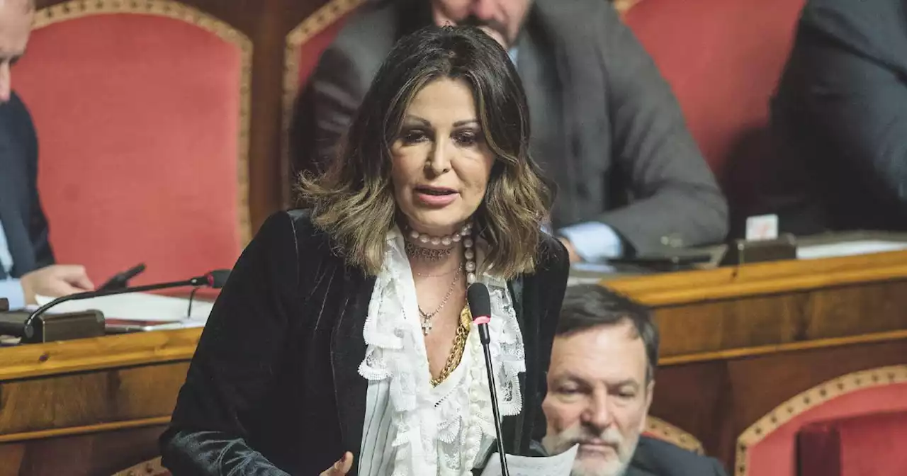 Per l'ex compagno della senatrice invece è stato chiesto il processo