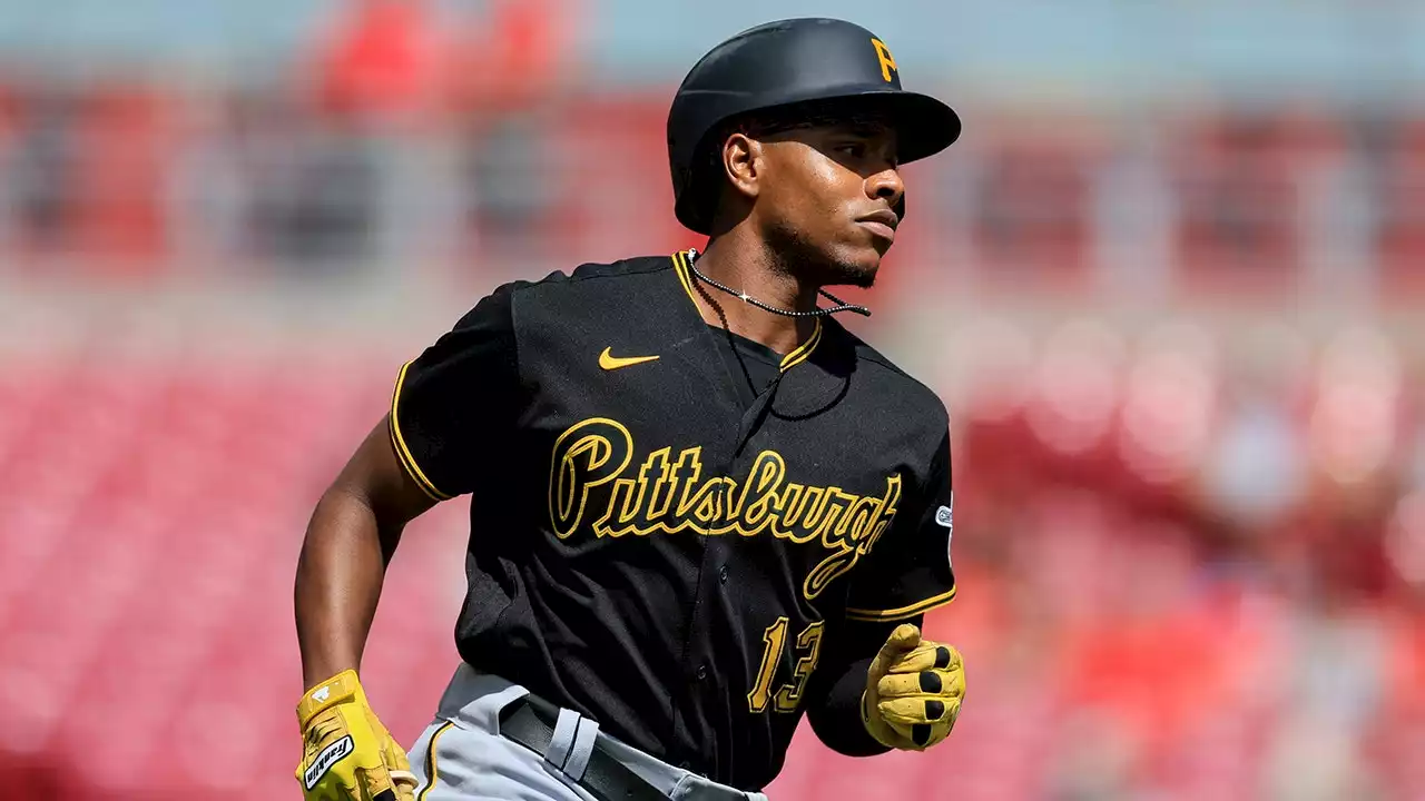 Pirates' Ke'Bryan Hayes seen eating sunflower seeds as Mets player heads for home