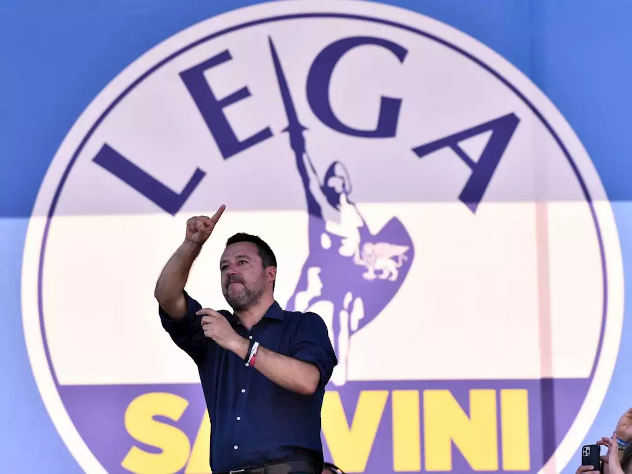 Salvini sigla sul prato il patto dei sei punti. 'Evasori in galera e via il canone Rai'