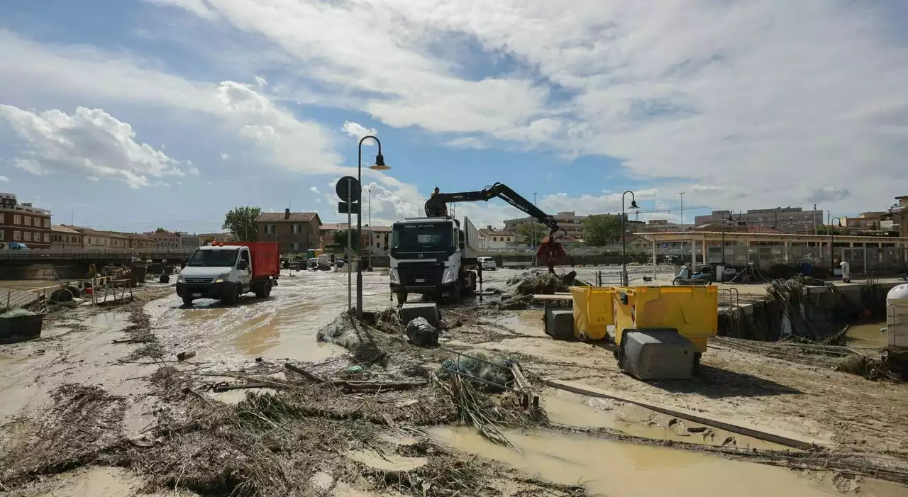 Alluvione Marche, individuato il corpo di uno dei dispersi: «Dovrebbe essere un uomo». Si cerca ancora il piccolo Mattia