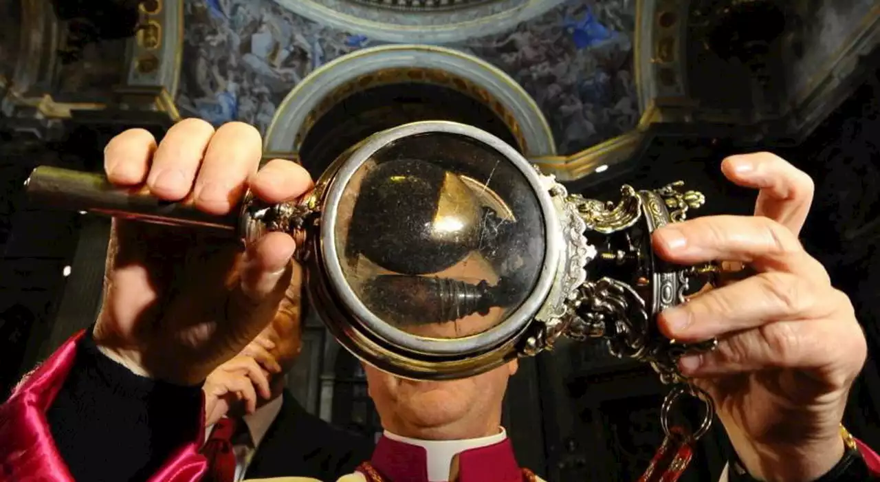 San Gennaro, il 'miracolo' si è ripetuto: sangue liquefatto, l'applauso dei fedeli nel Duomo