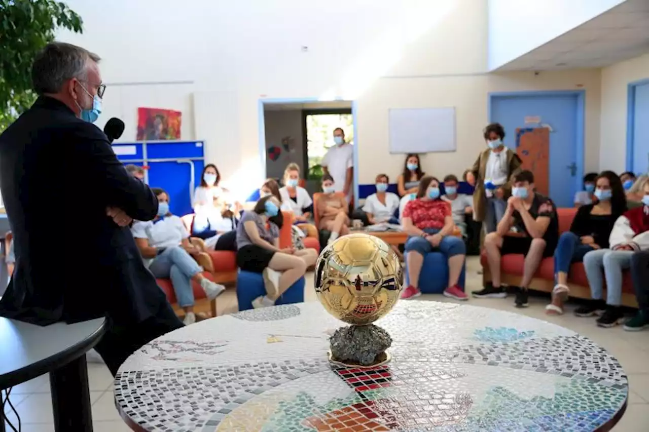 Trophy Tour, première étape : le Ballon d'Or en visite dans un hôpital