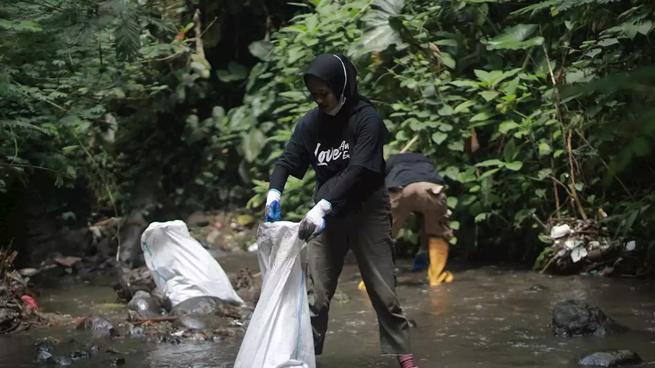 Aksi Bersih-Bersih Sungai Cipaganti Sambut World Cleanup Day 2022