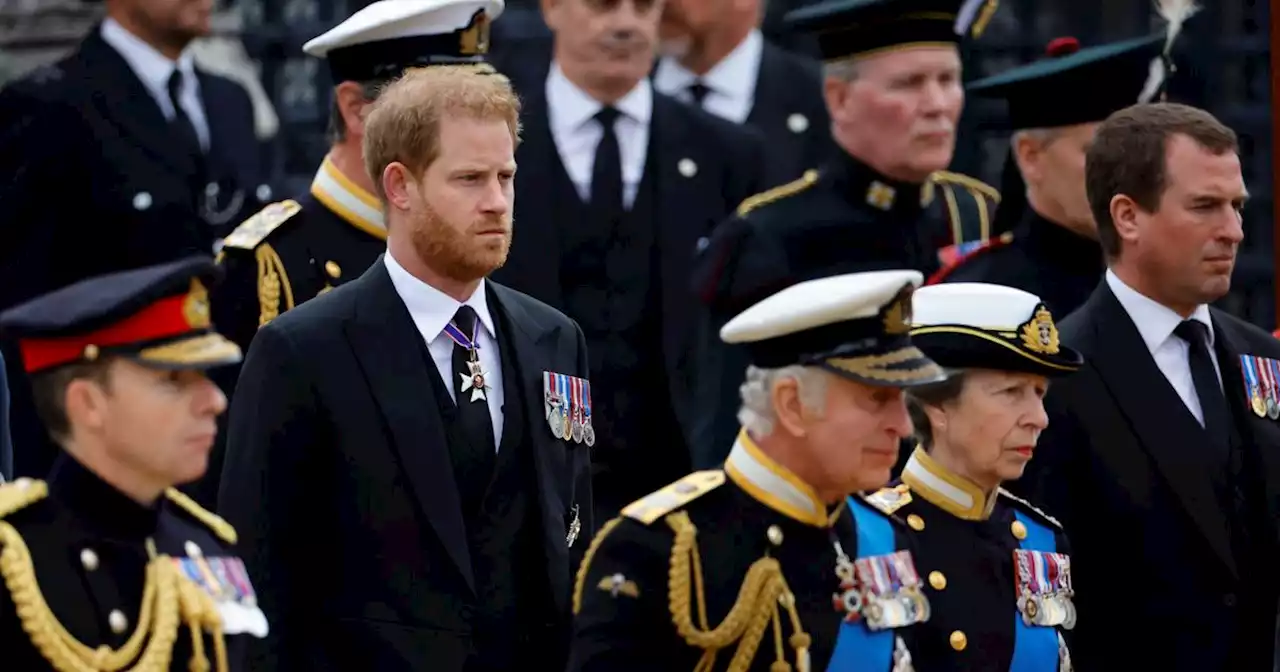 Pourquoi le prince Harry porte-t-il finalement une queue-de-pie aux funérailles d'Elizabeth II ?