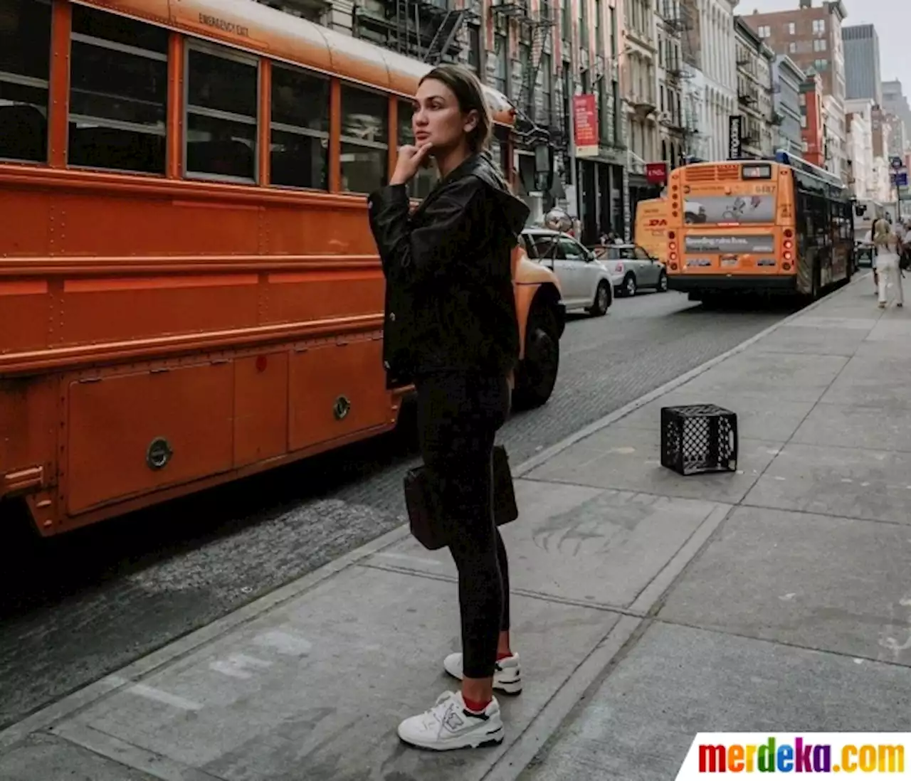 Foto : Luna Maya Tampil Keren dengan Jaket Kulit di New York, Netizen 'Wow Jessica Jones' | merdeka.com