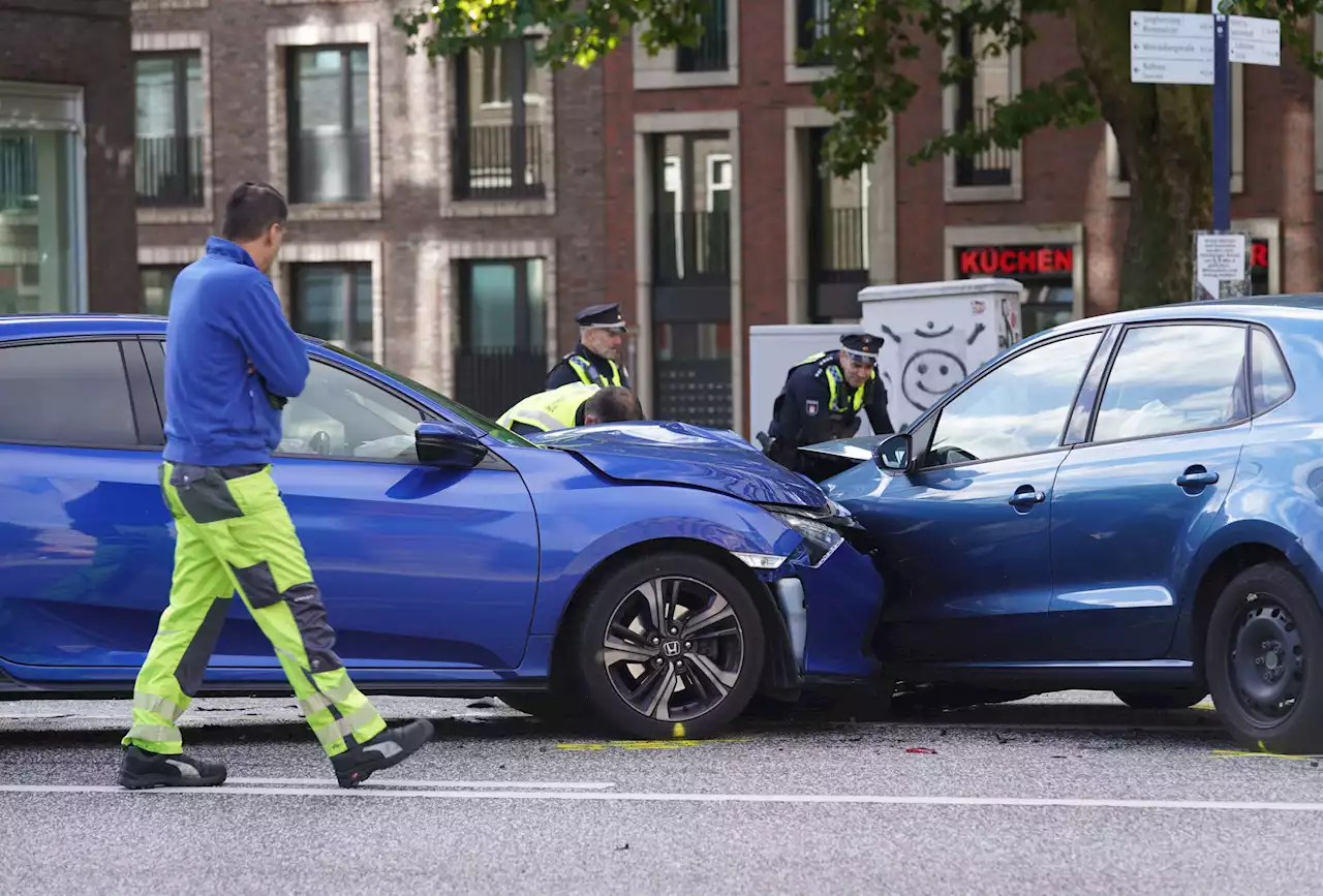 Frontal-Unfall in Hamburgs Innenstadt: Mann lebensgefährlich verletzt