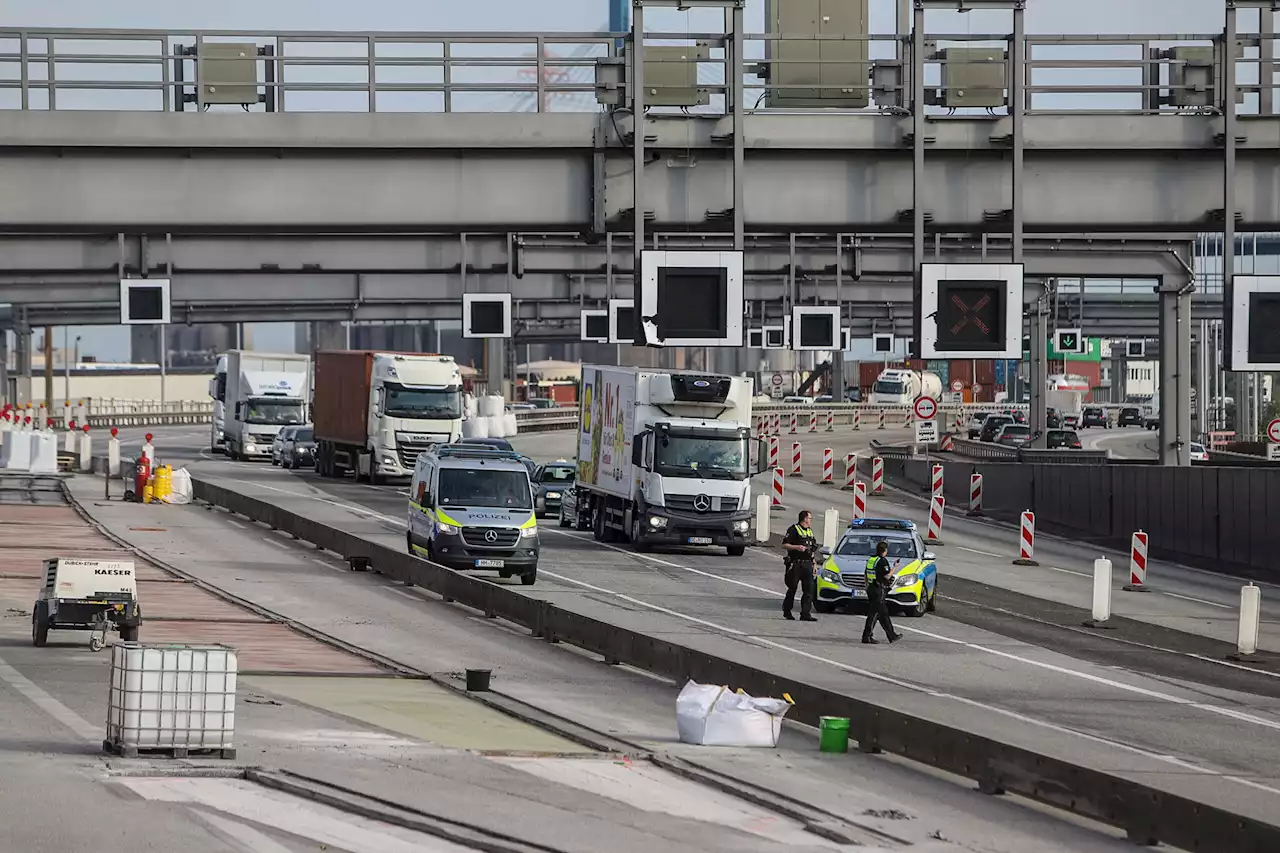 Unfall auf A7 in Hamburg: Lkw kippt hinter Elbtunnel um – Vollsperrung