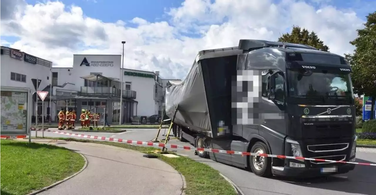 Lastwagen drohte im Kreisverkehr umzukippen - Stau bis zur B16