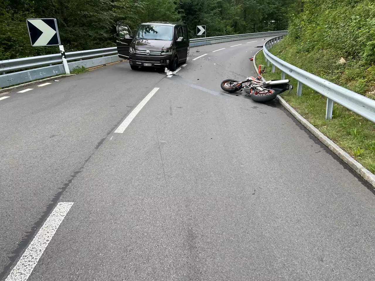 Erlinsbach AG: Motorradlenker (19) bei Unfall schwer verletzt