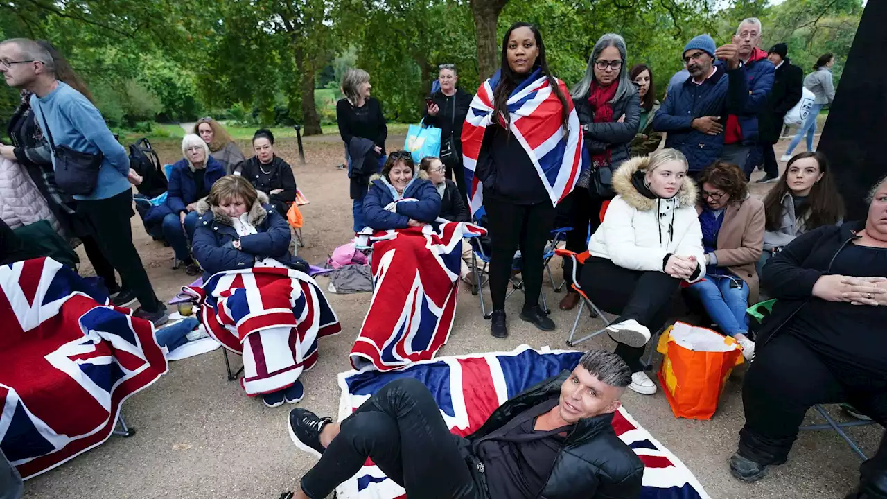 So harren die Royal-Fans vor der Beerdigung der Queen aus