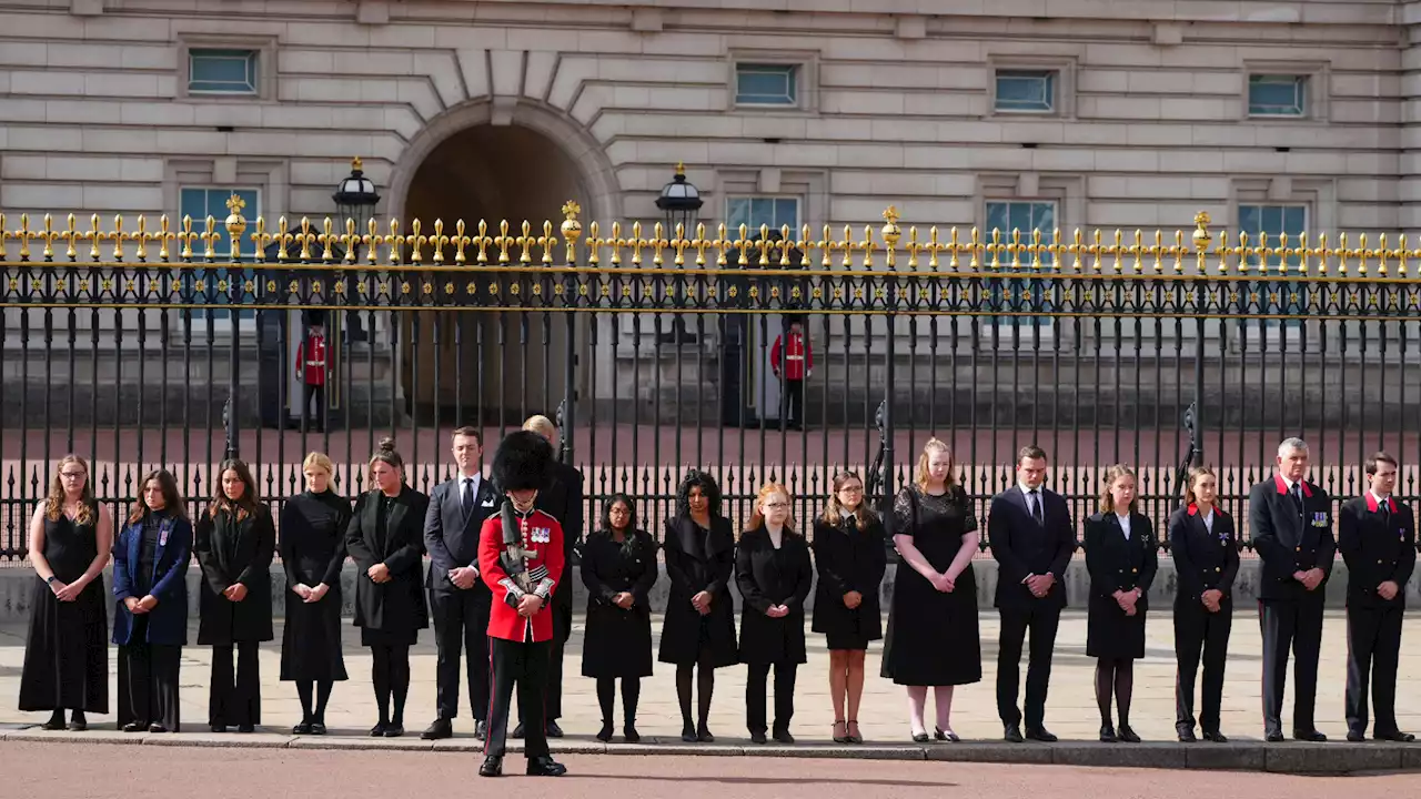 Il toccante omaggio dello staff di Buckingham Palace alla Regina