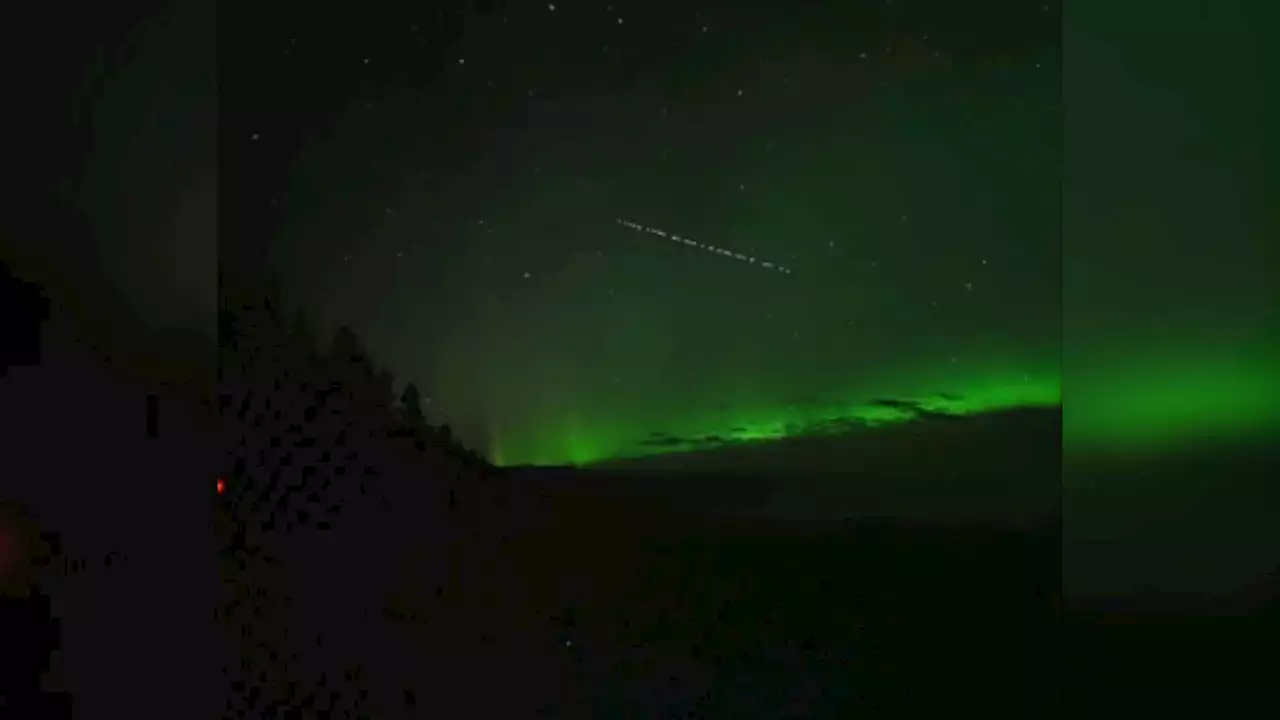 Video: il passaggio dei satelliti Starlink durante l'aurora in Alaska. E come vederli in Italia