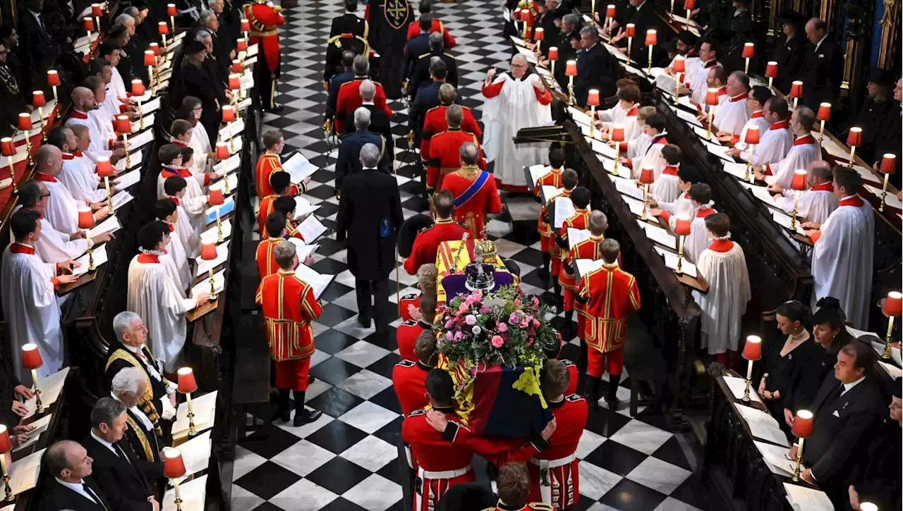 Il funerale della Regina Elisabetta II: in diretta, l'ultimo addio alla sovrana. Sepolta nella King George VI Chapel