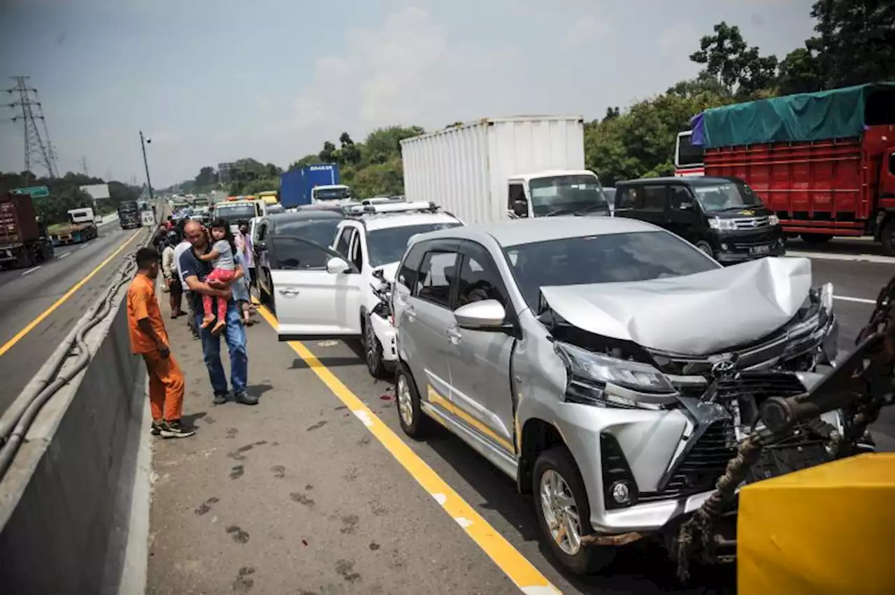 Kecelakaan Beruntun di Tol Brebes akibat Asap Pembakaran Rumput |Republika Online