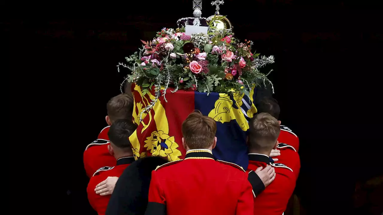 Après des funérailles historiques, Elizabeth II repose au château de Windsor