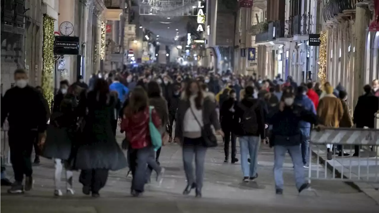 Nudo in via del Corso, si masturba tra i passanti