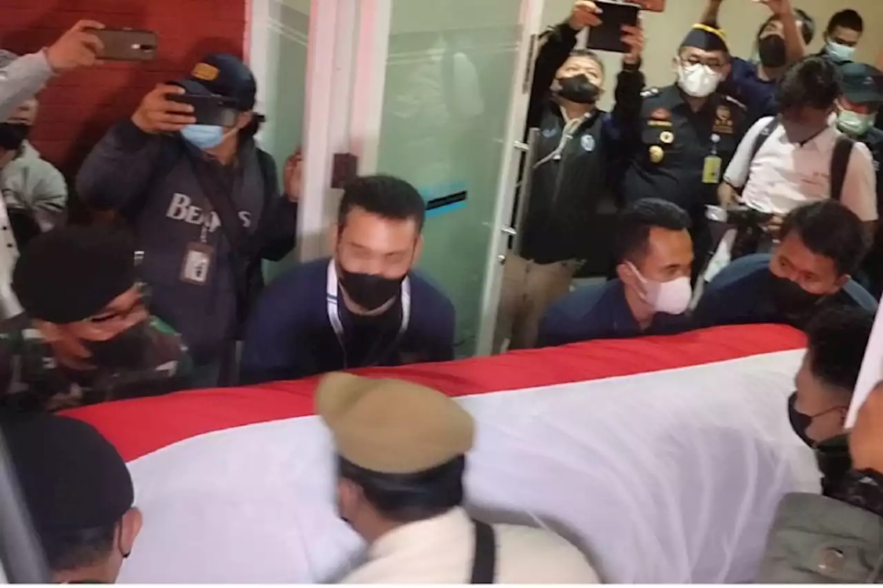 Penuh Haru, Jenazah Ketua Dewan Pers Azyumardi Azra Dibawa ke Rumah Duka