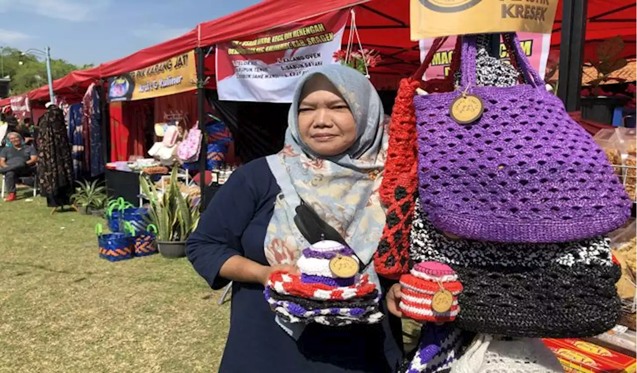 Terinspirasi dari Youtube, Warga Kalijambe Sragen Bikin Tas dari Limbah Plastik