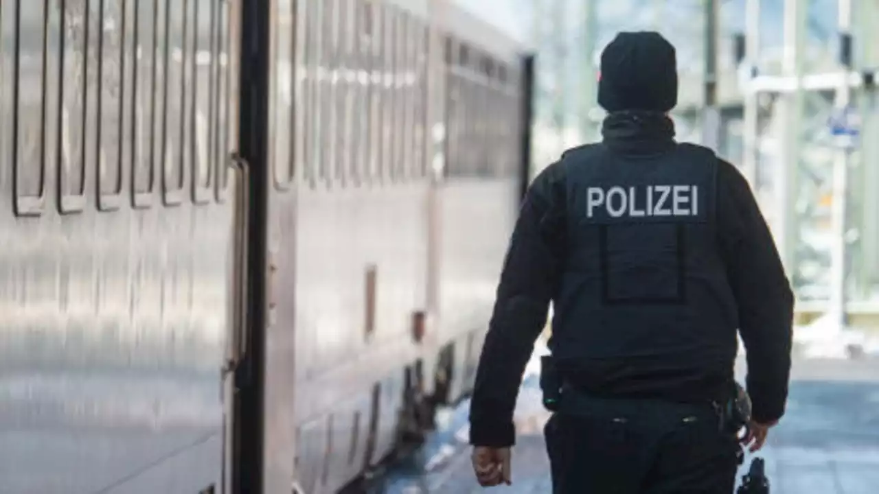 Mann vergisst Rucksack voller Drogen im Bahnhof – und möchte ihn anschließend bei der Polizei abholen