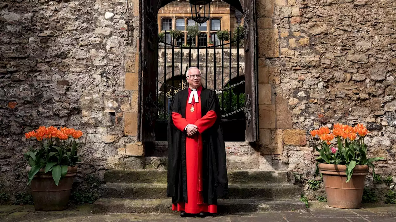 Reverend Delays Queen’s Funeral Few More Minutes To See If Even One Person Shows Up