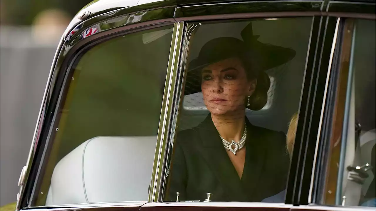 Funerali della Regina Elisabetta: Kate Middleton con il collier che lega le donne della monarchia