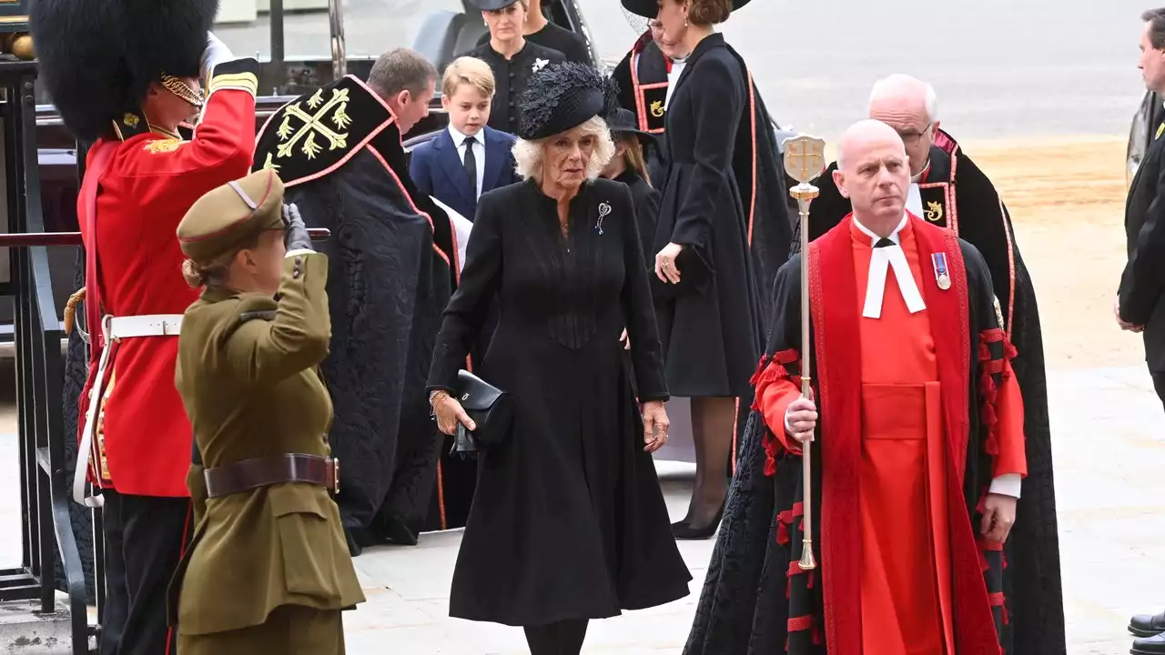 Camilla, la regina consorte, accanto a Re Carlo III al funerale di Queen Elizabeth