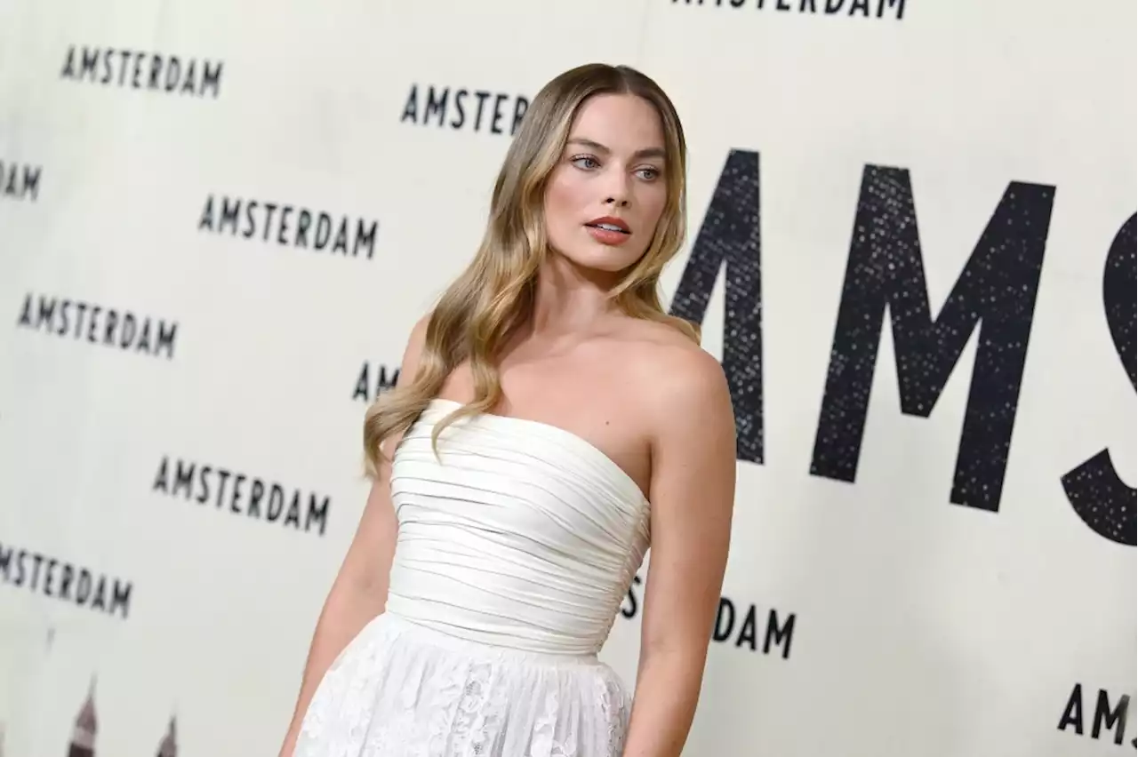 Margot Robbie Wears Lace Chanel Look at ‘Amsterdam’ Premiere