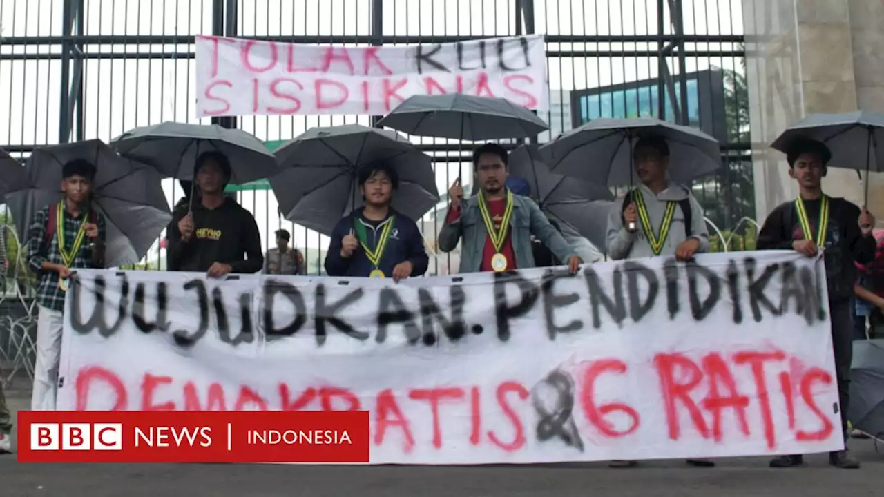 RUU Sisdiknas: Pemerintah diminta tidak ‘grusa grusu’ mengesahkan di tengah kekhawatiran soal jaminan kesejahteraan guru - BBC News Indonesia