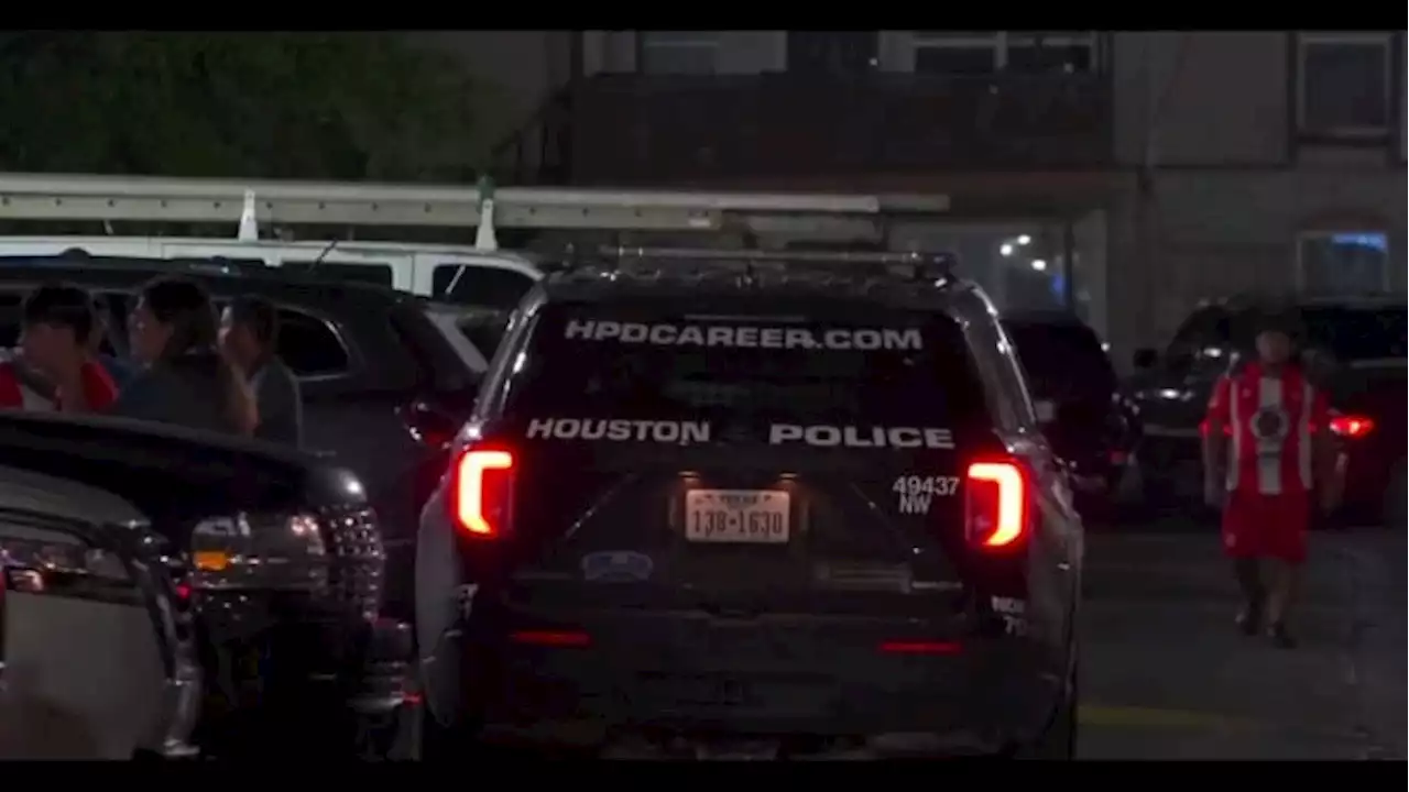 2 women shot while sitting outside apartment in west Houston, police say