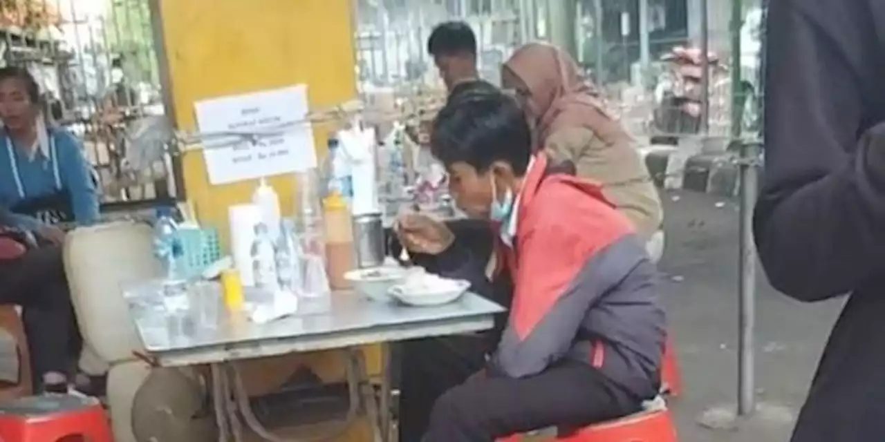 Pedagang Soto Beri Seporsi Gratis untuk Pria yang Sedang Cari Pekerjaan, Tuai Pujian | merdeka.com