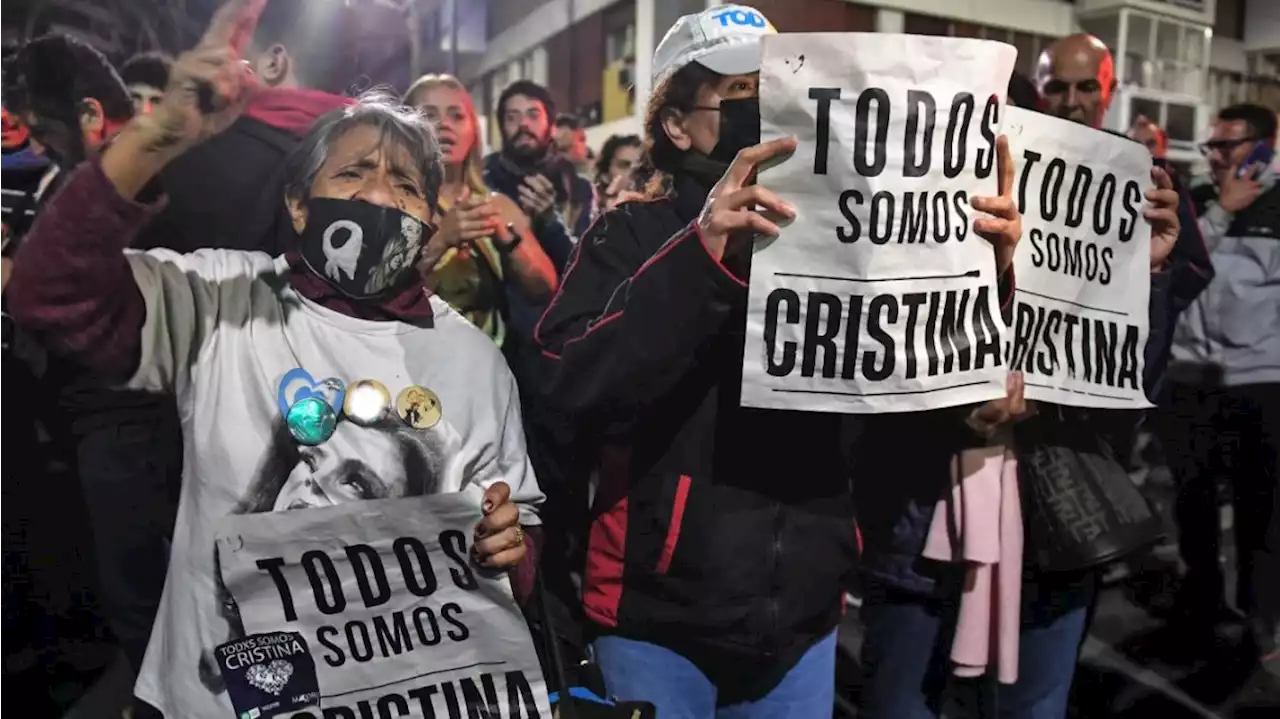 Más militantes se suman a la vigilia en apoyo a Cristina en Recoleta