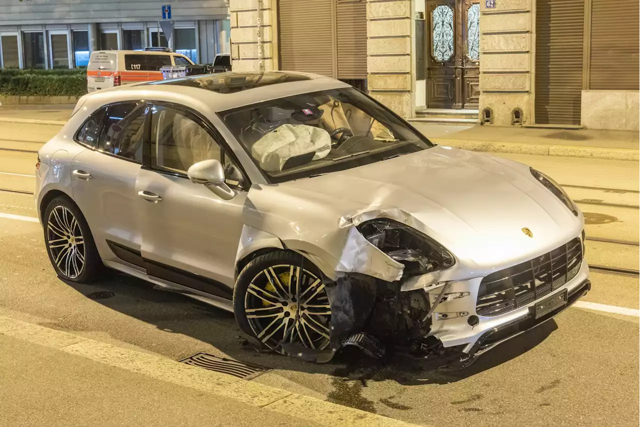 Stadt Zürich ZH (Kreis 2): Porsche-Fahrer (33) verliert Kontrolle über Auto