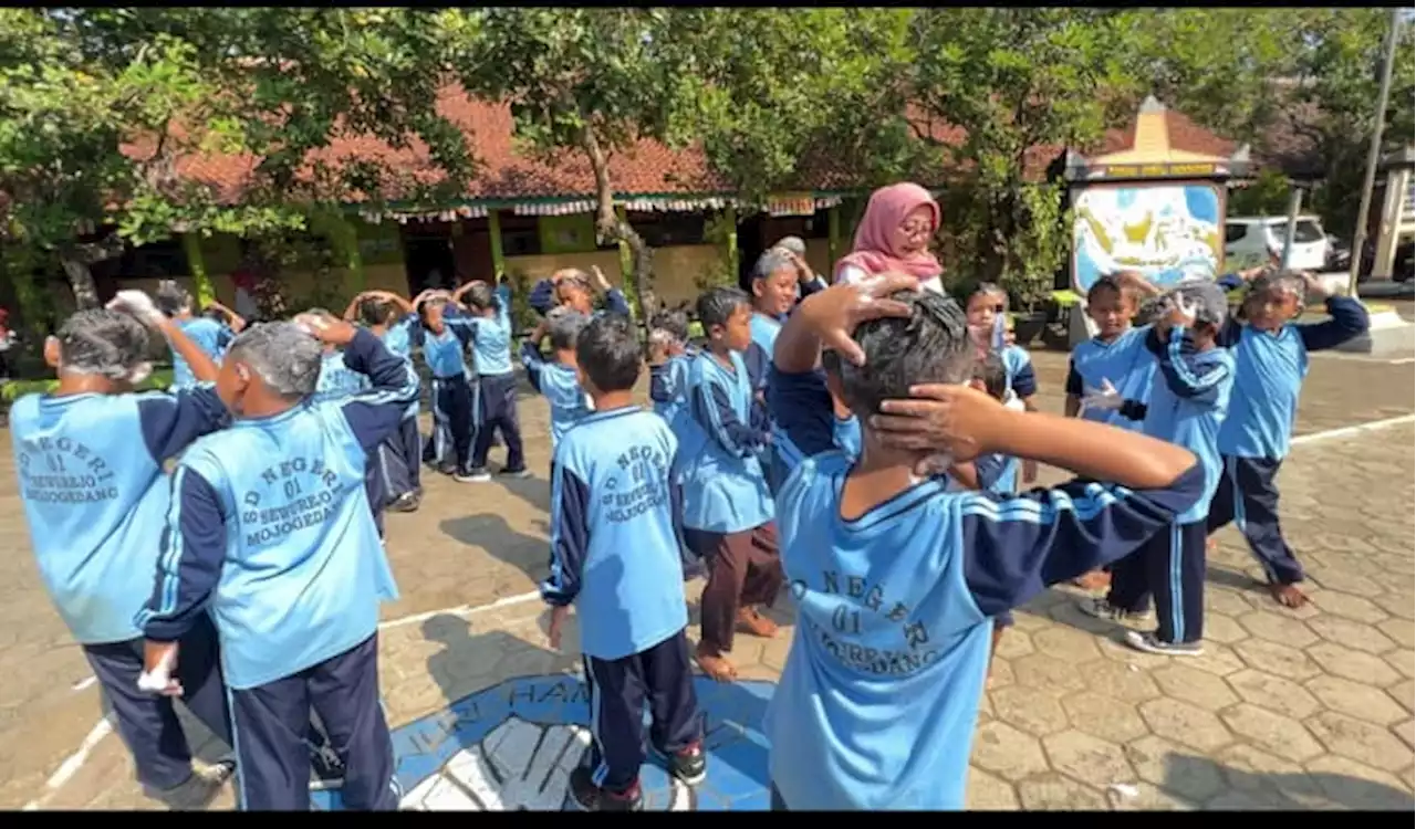 Basmi Kutu Rambut, Siswa SD Sewurejo Karanganyar Keramas Bersama