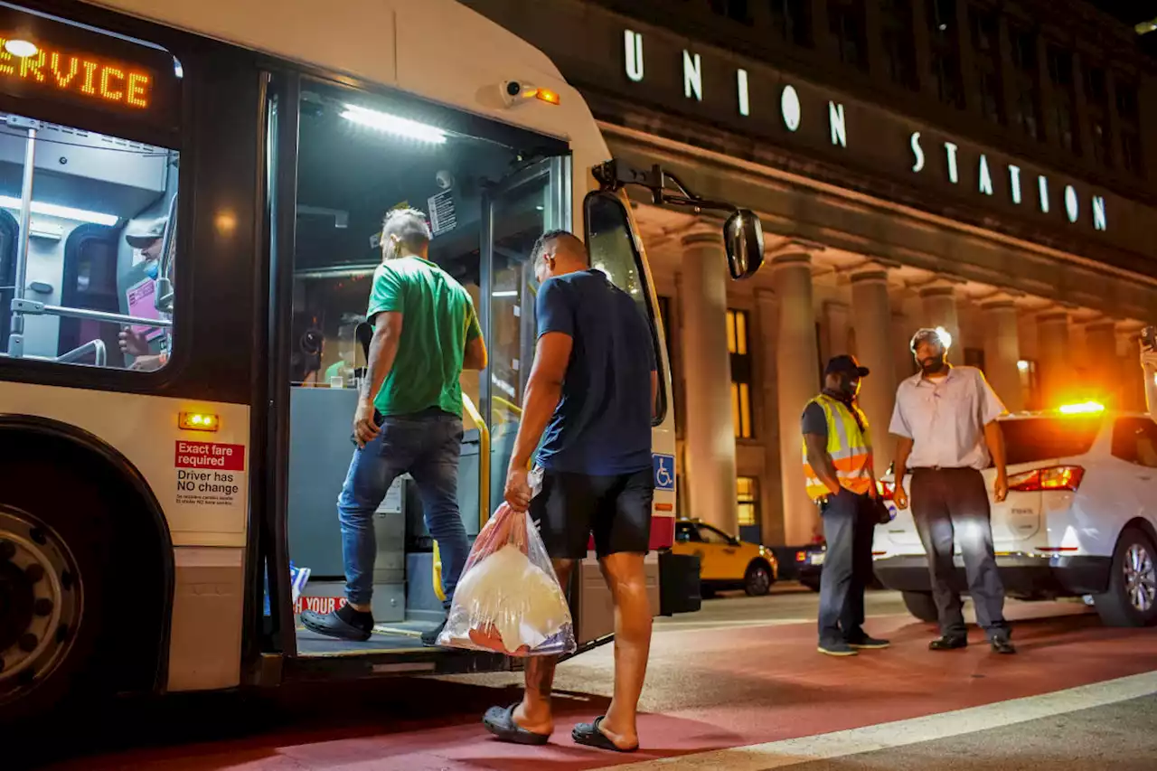 Texas buses 75 migrants to Chicago in political battle