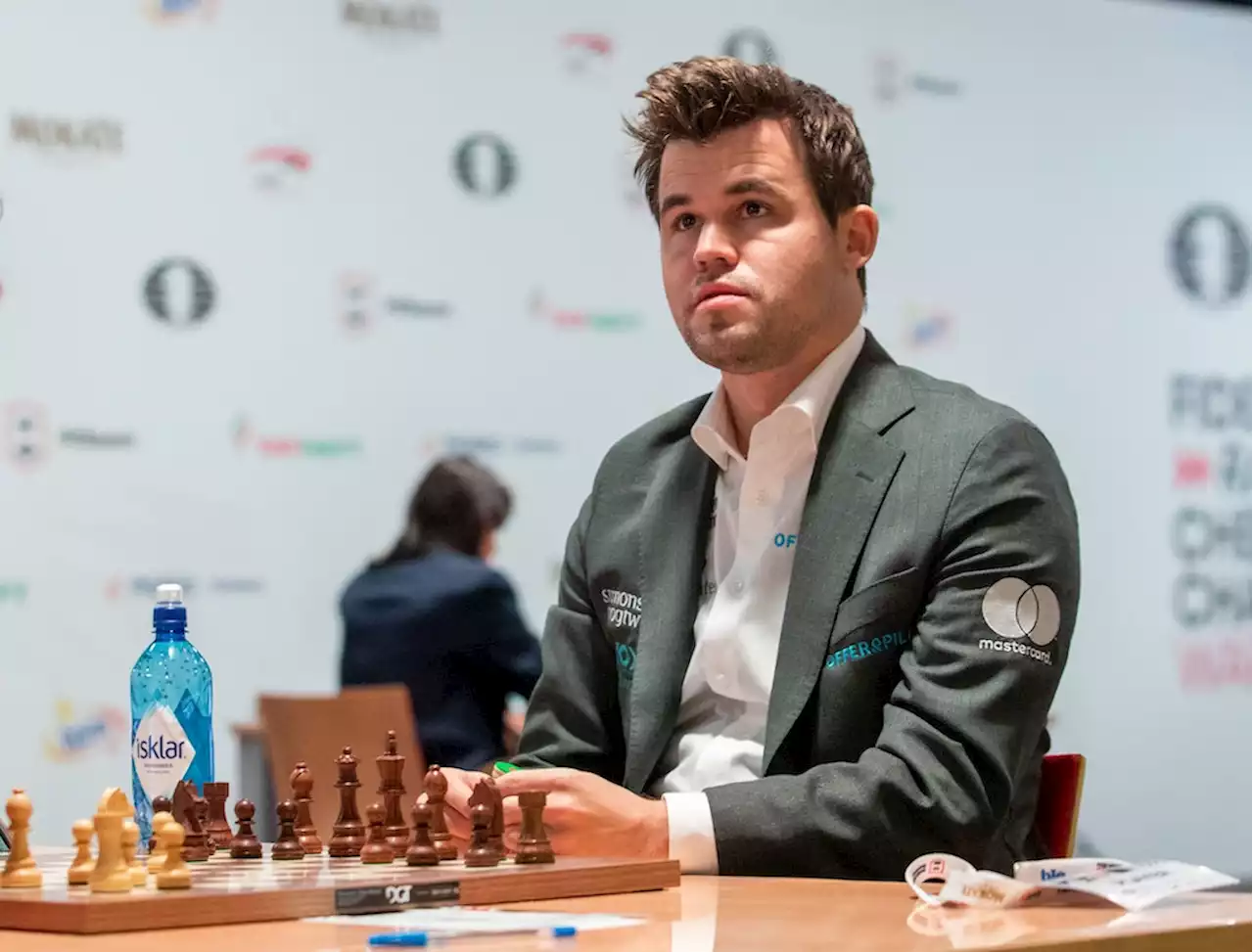 Weltmeister Magnus Carlsen spielt Schach mit vollem Körpereinsatz