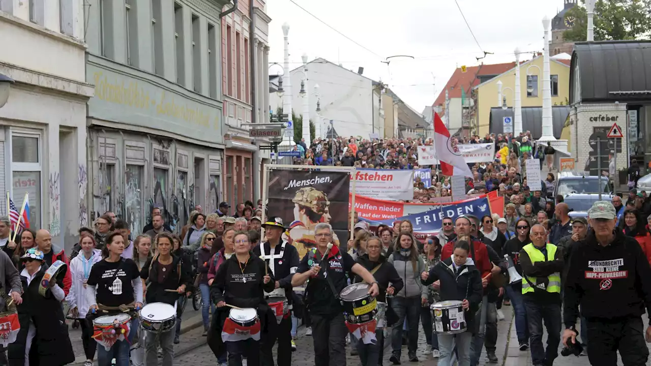 Skandal in Brandenburg: Linke und Rechte marschieren für Russland