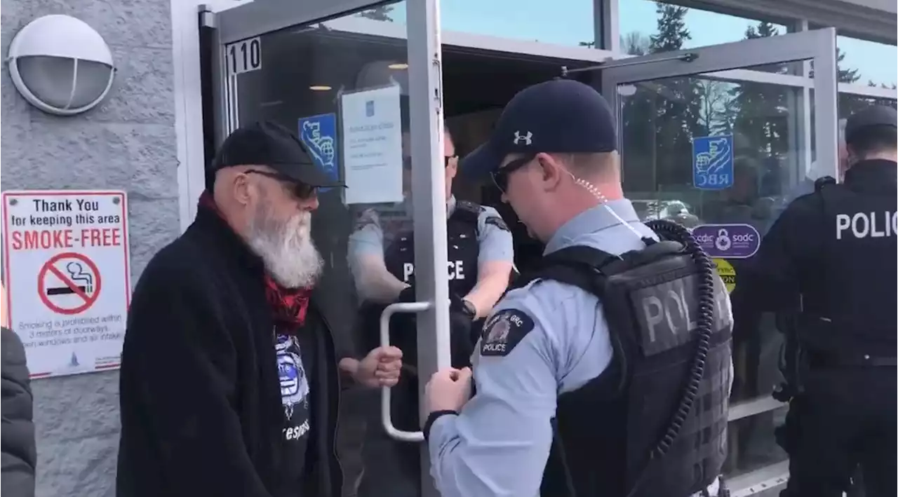 Protester who glued himself to Nanaimo bank sentenced with condition he cannot possess adhesives