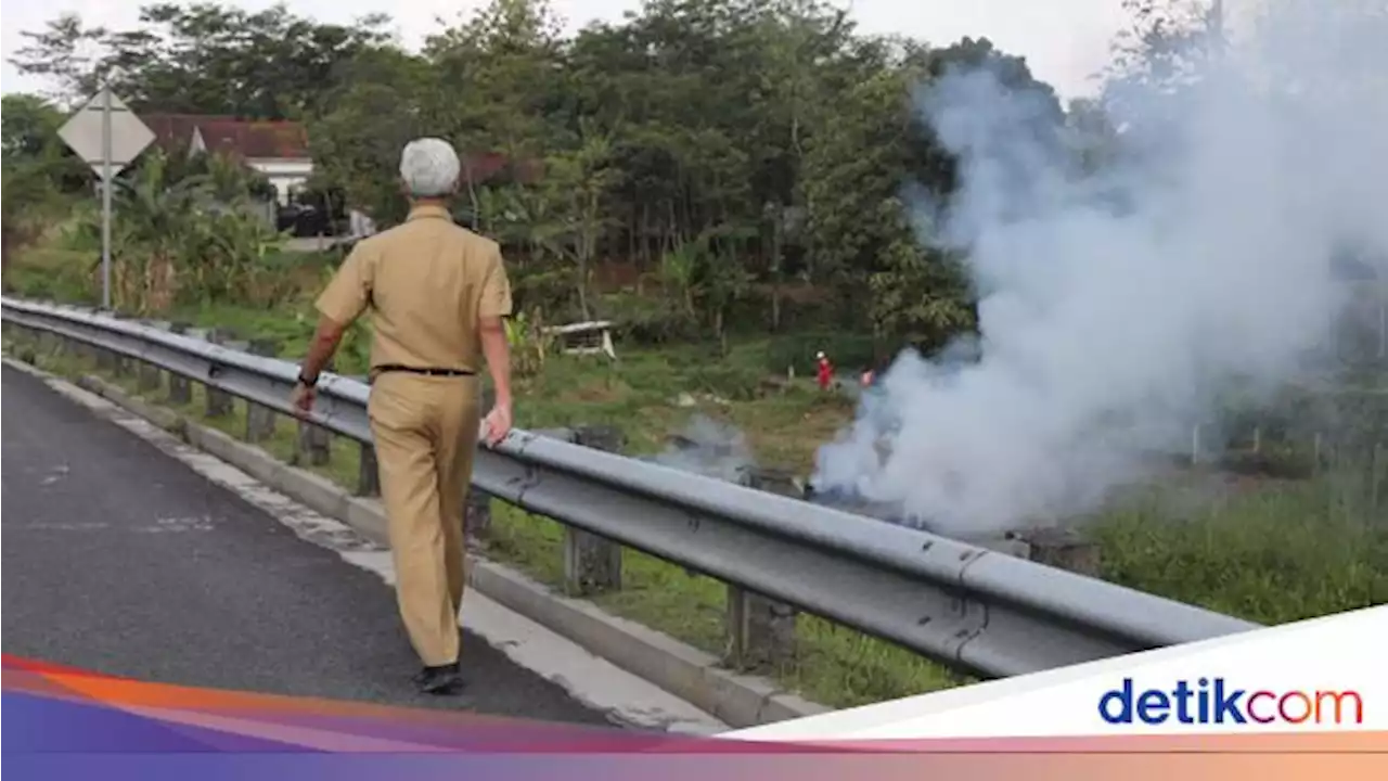 Kala Ganjar Turun dari Mobil di Jalan Tol Saat Lihat Kebakaran Lahan