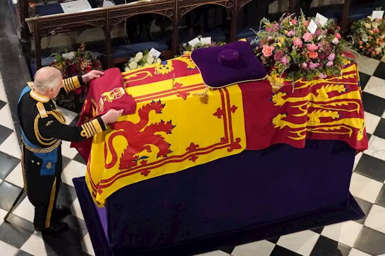 Handwritten Messages From Prince William And Kate Middleton Were Set On Top Of Queen Elizabeth’s Coffin