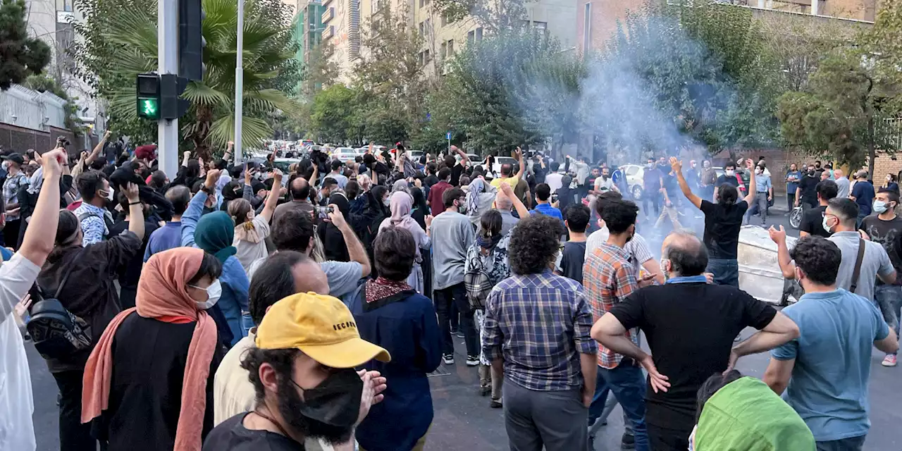 Iran : nouvelles manifestations après la mort d'une femme détenue par la police des mœurs